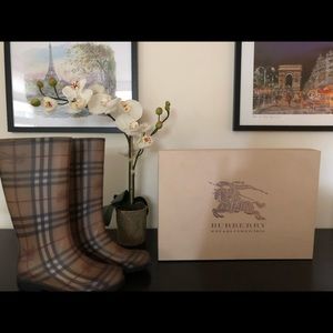 Burberry rain boots *box included